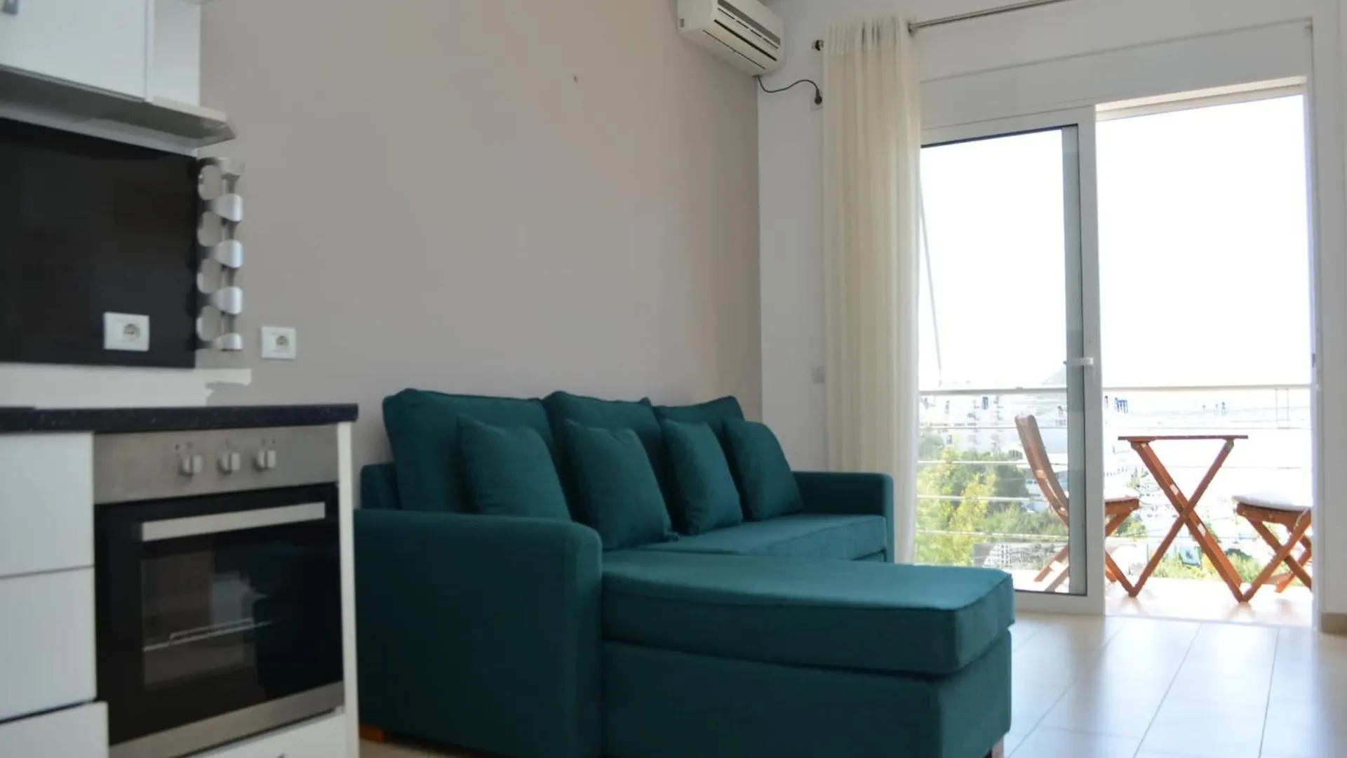 Bright Holiday Apartment With Balcony Saranda